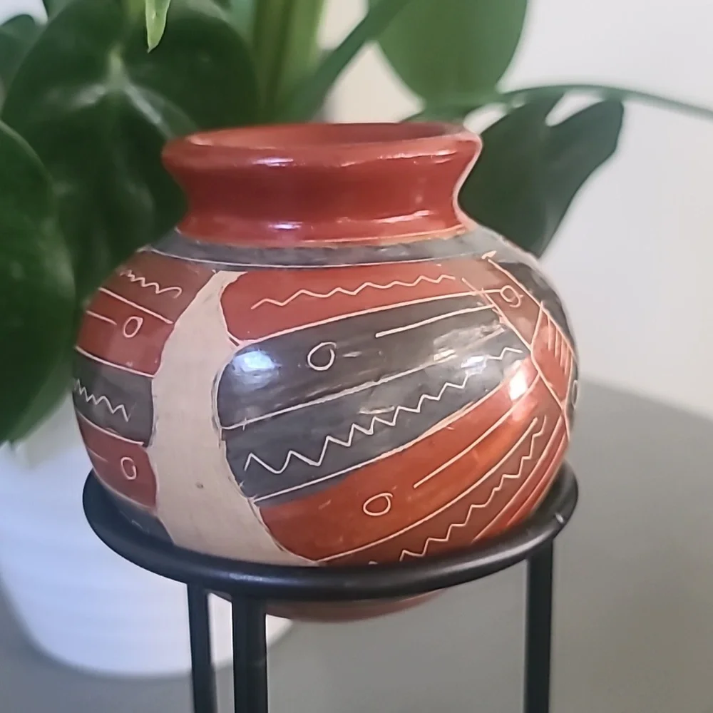 Nicaraguan Exotic Clay Art Pottery Vase Hand Carved With Stand